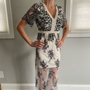 Vici lace maxi dress small